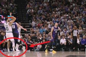 glow-kaiyun.com-塔图姆三分出手落地踩到小萨90度崴脚痛苦捂脚&amp;坚持罚完离场