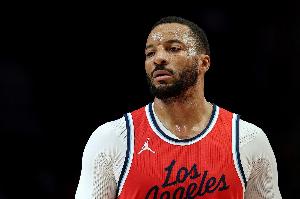 开云网站-手感一般！鲍威尔半场7中2&amp;三分3投全铁仅得4分1助攻