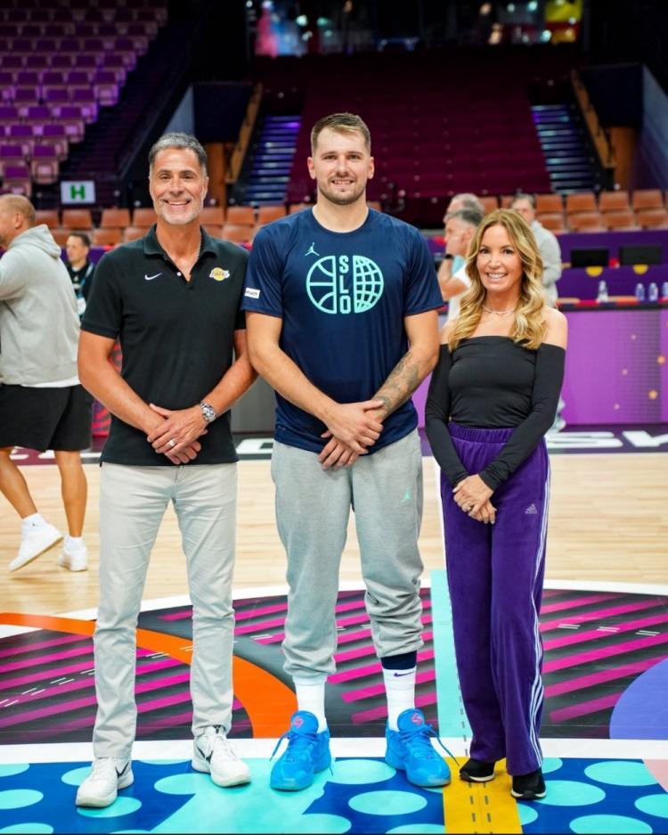 开云网站-排面!珍妮巴斯佩总乘私人飞机飞波兰探班东契奇,很满意77减肥成果