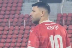 glow-kaiyun.com-悠着点踢！阿圭罗身穿独立队10号球衣出战35+年龄组比赛