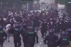 开云网站-香榭丽舍大街夺冠庆祝无望？巴黎球迷已经与警方发生冲突