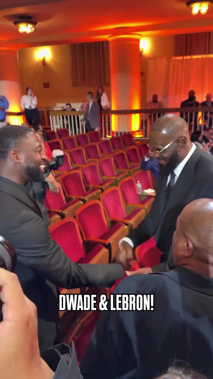 glow-kaiyun.com-詹姆斯分享名人堂重逢韦德瞬间：兄弟相聚倍感欣喜