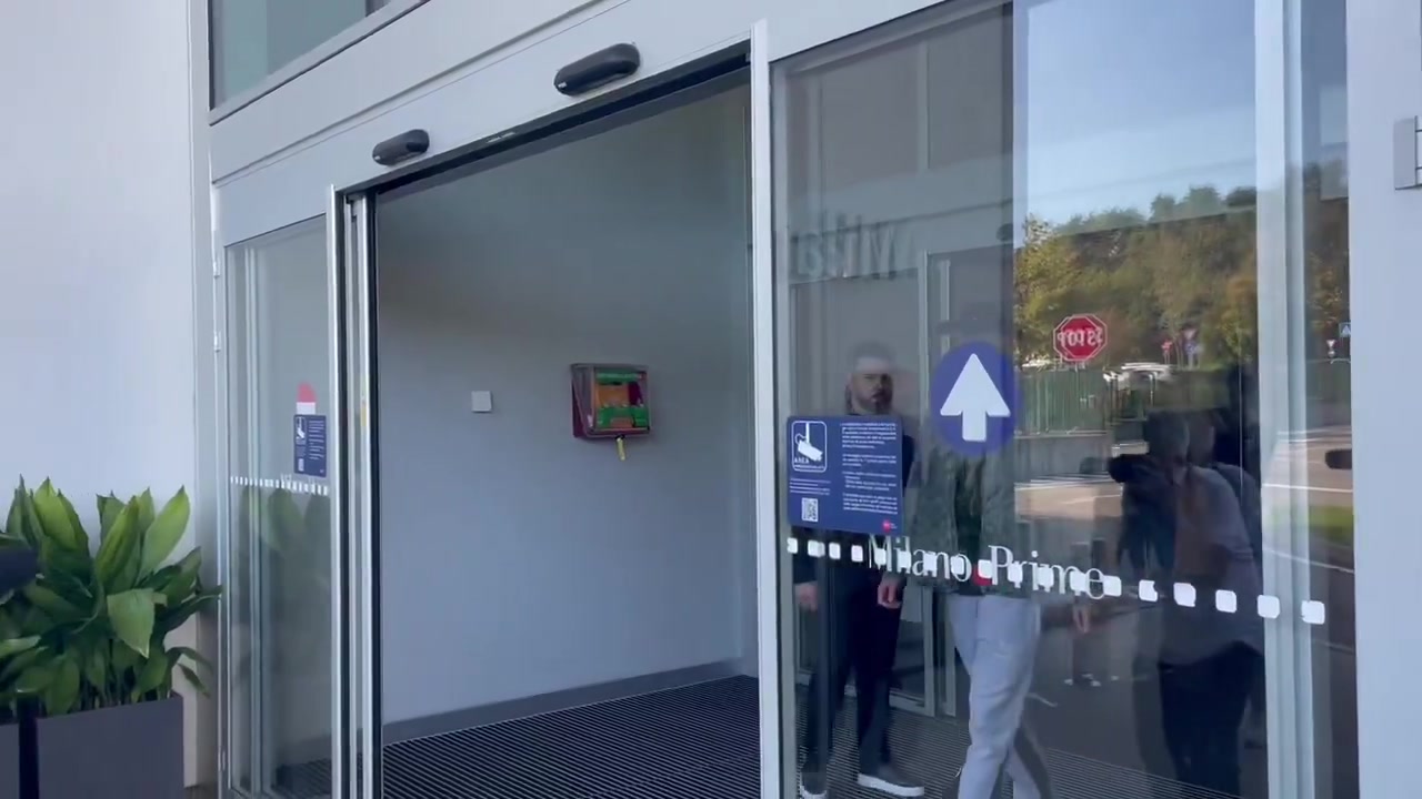 开云网站-拉比奥特抵达米兰展露笑颜 面对镜头高呼加油米兰