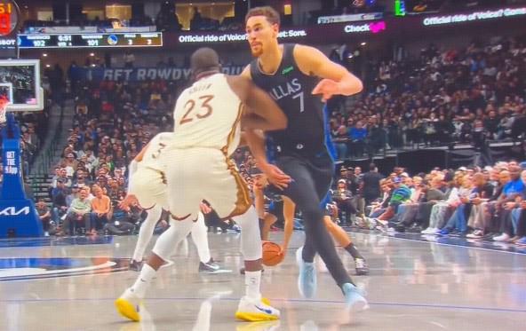 开云app下载-追梦格林做挡拆掩护时肘击鲍威尔，裁判吹罚一级恶意犯规